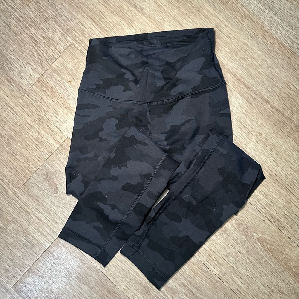 Lululemon Athletica Black Leggings with Camo Print Size 4 25” inseam :)